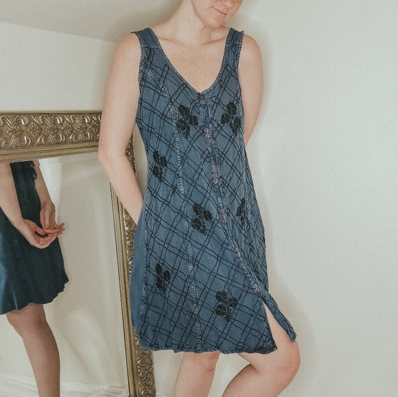 Vintage Dresses & Skirts - Vintage Embroidered Dress